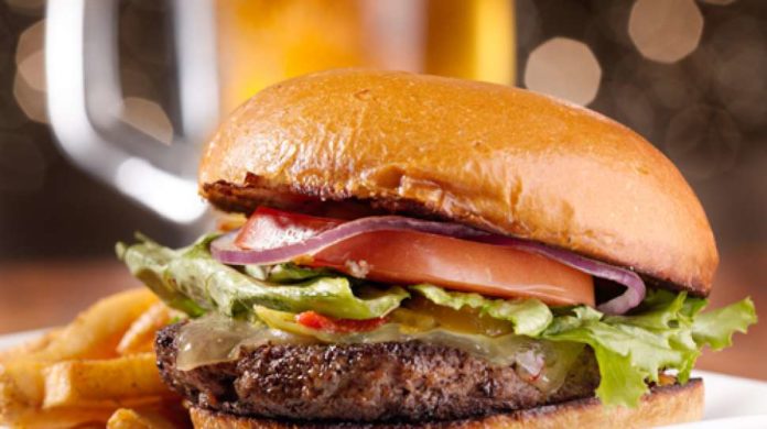 Gesekan Rasa di Kawunganten: Icha Burger, Teman Makan Malam yang Tak Pernah Mengecewakan